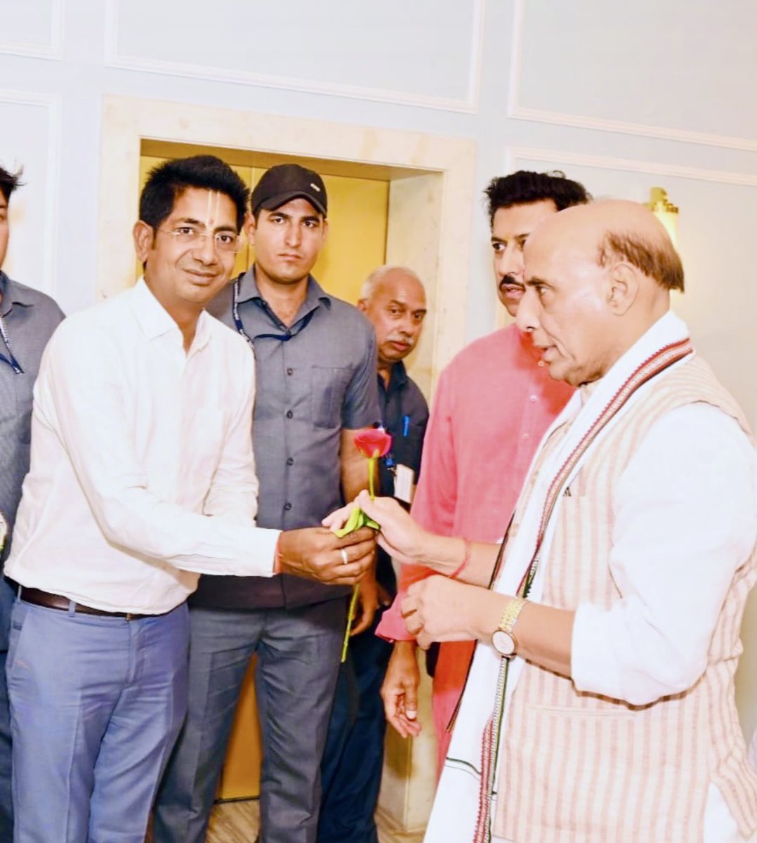 jeetmalbjp's tweet photo. देश की सुरक्षा को सर्वोच्च प्राथमिकता देने वाले, सरल, सौम्य एवं दृढ़ नेतृत्व के धनी, भारत के यशस्वी रक्षा मंत्री माननीय श्री @rajnathsingh जी को जन्मदिवस की हार्दिक बधाई एवं शुभकामनाएँ।

प्रभु श्री द्वारिकाधीश से प्रार्थना है कि आपको उत्तम स्वास्थ्य, दीर्घायु, सुख-समृद्धि एवं निरंतर राष्ट्रसेवा की शक्ति प्रदान करें। आपके नेतृत्व में भारत निरंतर सुरक्षित, सशक्त एवं आत्मनिर्भर बनता रहे।

जय हिन्द! 🇮🇳