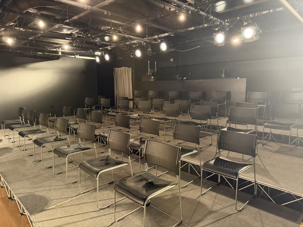 storm7253's tweet photo. 遅くなりましたが、静岡より参加しました。17時過ぎに劇場の前を通ったら既におひとり並ばれていました。
 内容は伏せますが(ない訳では無い)楽しい時間でした。
今回は、しっかりとお話も出来たし、長浜横丁の手ぬぐいも里帰りできてよかった。

 #おとなのお戯れ https://t.co/kjy3tJuicQ