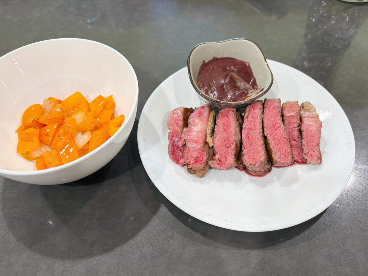 Mick_Lee_'s tweet photo. 7/8/26

T bone steak, with red wine sauce, bell pepper w/ onion, and focaccia.

#cooking https://t.co/Va4XWLJoES
