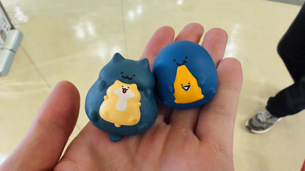 kuronoa121's tweet photo. この猫さんが欲しくてガチャしたら2回で出た！
可愛すぎる…隣の子も良い…
お文具さんってアニメ作品らしい

観ます。 https://t.co/rRCnW28WtJ