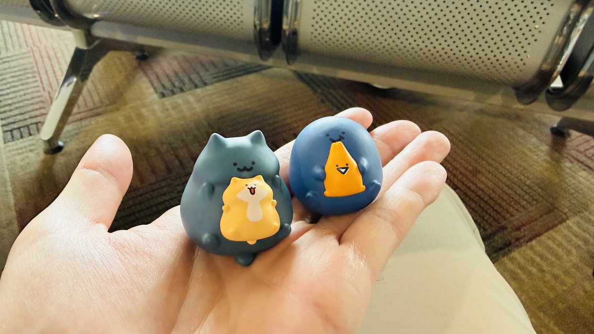 kuronoa121's tweet photo. この猫さんが欲しくてガチャしたら2回で出た！
可愛すぎる…隣の子も良い…
お文具さんってアニメ作品らしい

観ます。 https://t.co/rRCnW28WtJ