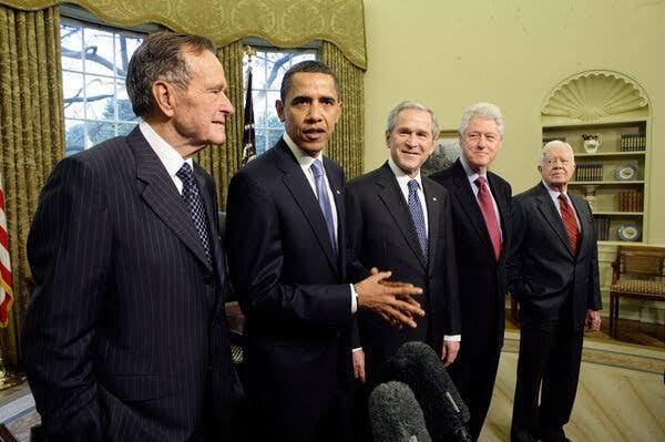 spymain123's tweet photo. On January 7, 2009, five U.S. presidents gathered together ahead of the inauguration. From left to right: George H.W. Bush, Barack Obama, George W. Bush, Bill Clinton, and Jimmy Carter.
This marked the first time in 28 years that all living presidents met in this room. https://t.co/V43UB7RdfU