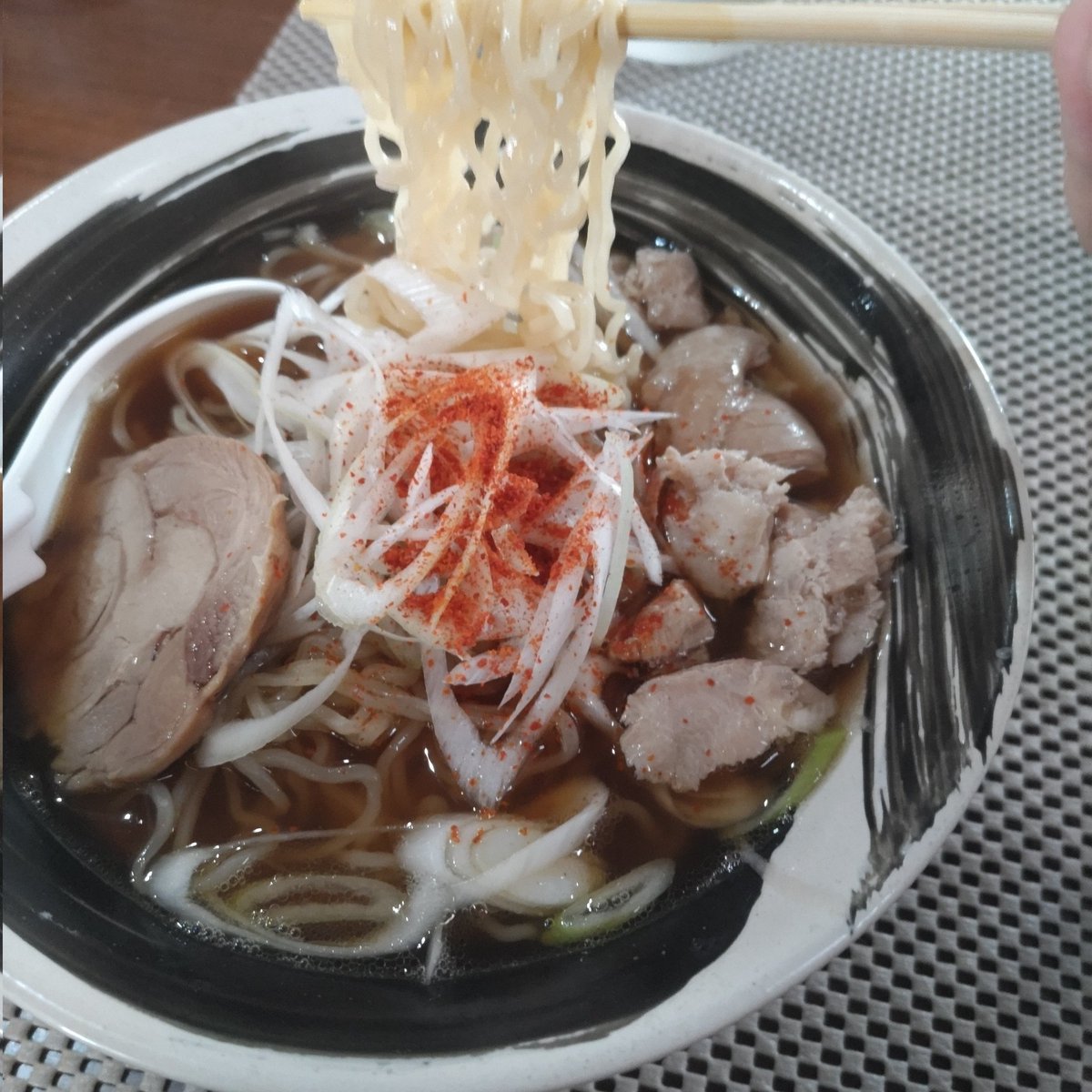 ponpon__'s tweet photo. 2026/7/10(金)😋🍜(≧∇≦)bなり♪
岩手県盛岡市寺林 米沢ラーメン「山形屋」🐓鳥中華🍜大盛900円なり♪
「🌶️一味をかけてください 」とのことで〜♪ 一味フリフリ( ﾟдﾟ)ﾊｯ!
めっちゃ〜🍜おいてぃ〜(*´∀｀)なり♪
🍜🐓スープ飲み干し♪
コンプリートのまき♪
#ラーメン #中華 #山形 #鶏 https://t.co/pYmIuk1UUh