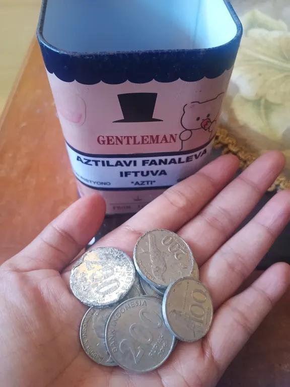 LiaAfri03881071's tweet photo. Warga... 
Tau gak apa ini? Ini tuh koin, koin yg anakku temuin di jalanan waktu pulang pergi sekolah jalan kaki. 
Anakku sering banget pungutin koin2 receh ini, knp dipungut padahal di warung2 udh banyak yg gak nerima buat transaksi? Ya karena uang ini msh berlaku n bisa digunakan, kebanyakan org melihat ini cuma koin yg kurang berharga dan ribet jd banyak yg buang n gak merasa kekurangan kalo receh ini gak ada. 
Karena banyak yg gak mau pakai, makanya anakku ambil.
cc: glanti_ristyono