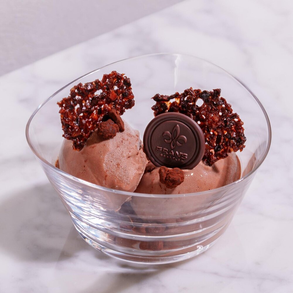 fashionpressnet's tweet photo. フランズ チョコレート初アイスクリーム「焦がしキャラメル＆ダークチョコ」京都で、ジャージーミルク入り - https://t.co/tSEkHecocD https://t.co/FZVM2h9uGL