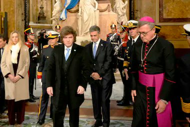 Monique_C123's tweet photo. QUEDO CLARO A QUIEN LE HABLA NO ?
Monseñor Cuerva :
Quienes se esconden en las Cuevas de la Corrupción ?
La honestidad no se negocia, atiendan a los discapacitados,y no descalifigiquen a quien piensa distinto
La crueeldad frente a los mas desposeidos 
Ya es un hábito. https://t.co/6uqhllTKVF