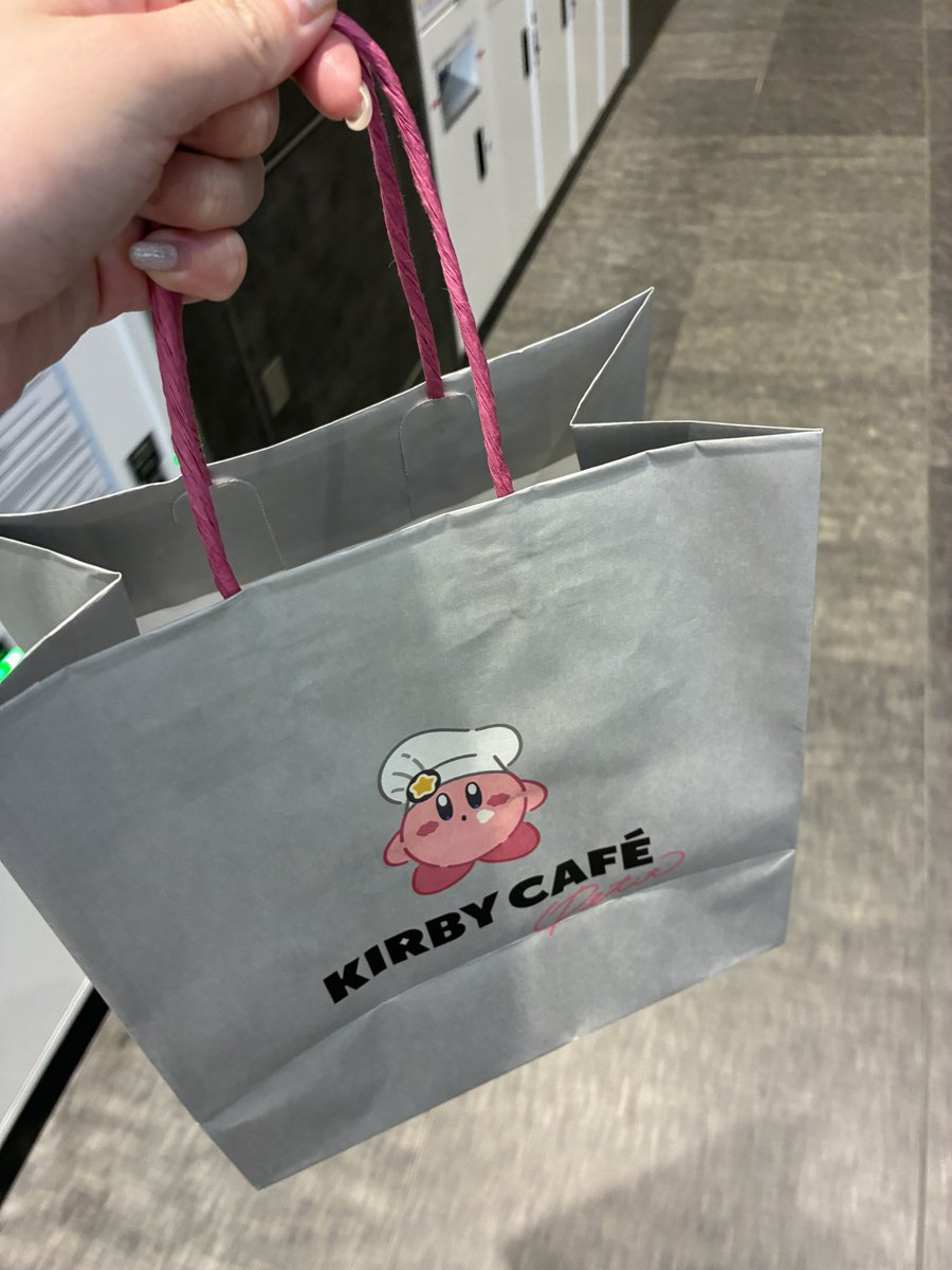 x_428x's tweet photo. 昨日買ってきたカービィカフェのメタナイトケーキ https://t.co/S211DoXbn9