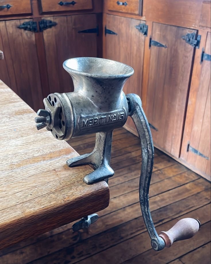 sweet_nector1's tweet photo. Does anyone have any idea what this metal object is used for? https://t.co/KO5trYubsp