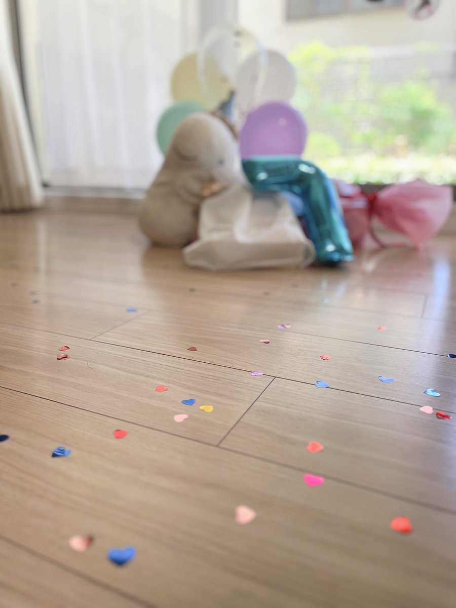 InnoSense_ys's tweet photo. 我が子の誕生日。張り切って風船膨らましたら、パーン！と勢い良く割れ、顔に風船ビンタ食らった🎈💥しばらく悶絶して我に返ると、風船の中にあったハートのコンフェッティが部屋中に飛び散った🤣こりゃ…かわいいから演出ってことにする(笑)片付け面倒だし一石二鳥♡みんな何事も不運を味方にしよー笑 https://t.co/W6AXnp9gNa