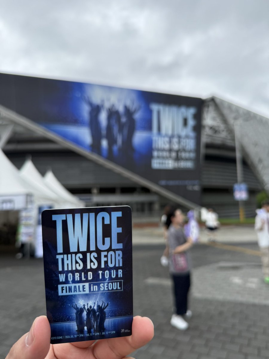 userdahyun's tweet photo. ITS HOT 😭 but WE ARE HERE !! https://t.co/1MzzLro4Ik