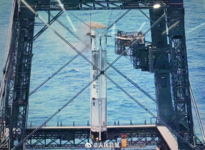 PDChinese's tweet photo. 【長征十號乙首飛成功，中國運載火箭首次實現可控回收】2026年7月10日，長征十號乙運載火箭在海南商業航天發射場發射升空，將衛星順利送入預定軌道。

火箭一二級分離後，一子級垂直返回，在海上回收平台通過網繫捕獲方式回收，發射及一子級回收任務取得圓滿成功。

此次任務是中國首次成功實施運載火箭一子級可控回收，標誌著中國重複使用火箭技術取得重大突破。
