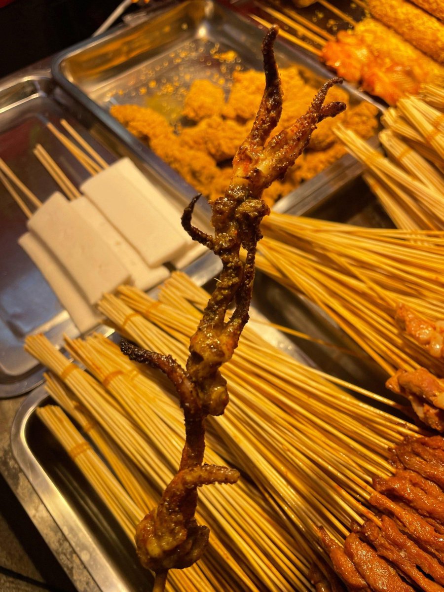 MariahRavenmjn's tweet photo. Craving late-night street vibes Juicy grilled squid skewers, charred to perfection and drizzled with savory spicy sauce—this road side bite hits different! https://t.co/beYwAfbbc9