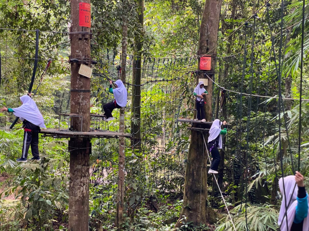 sbiyayasanmsu's tweet photo. "The greatest adventure begins when you choose to conquer your fear." 

Alhamdulillah, pelajar Tingkatan 4 SBI berjaya melaksanakan Program Adventure Sport di Skytrex Sungai Congkak.

#SekolahBinaInsan 
#TahfizAkademik 
#AdventureSport
#ConquerYourFear https://t.co/T8EvsOdTna