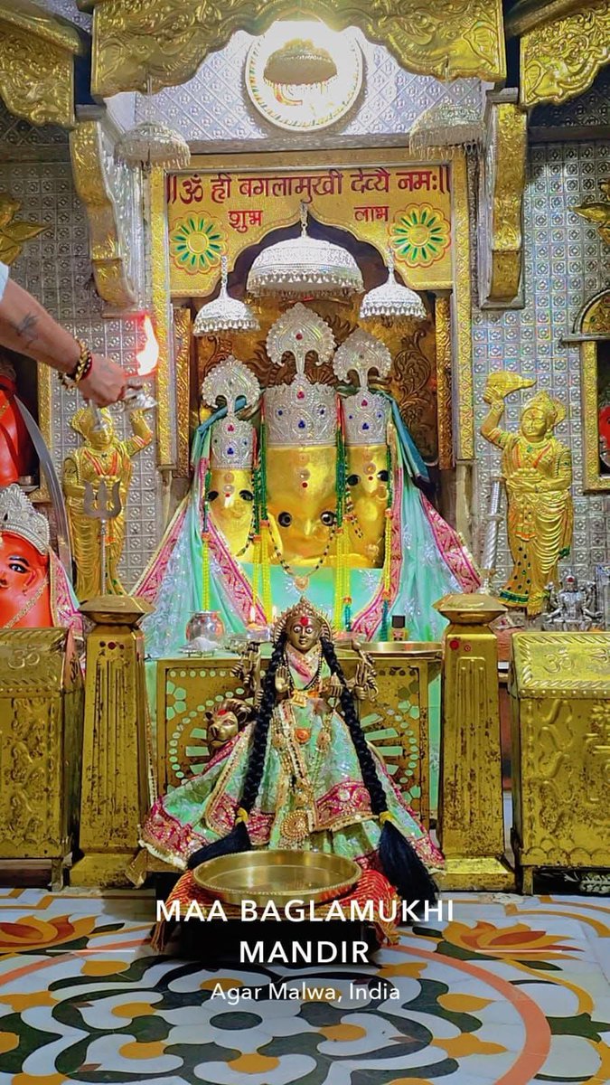 Ramsevak9826's tweet photo. मां बगलामुखी आज के मंगल दर्शन 🚩

।। जय माँ बगलामुखी ।।

माँ बगलामुखी, नलखेड़ा के आज के प्रात: दर्शन आपके लिये।

॥ ॐ ह्लीं बगलामुखी सर्व दुष्टानां वाचं मुखं पदं स्तंम्भय जिव्हां कीलय बुद्धिं विनाशय ह्लीं ॐ स्वाहा ॥ 

👣जय माँ बगलामुखी जी 👣 https://t.co/UWzbd2gjY8