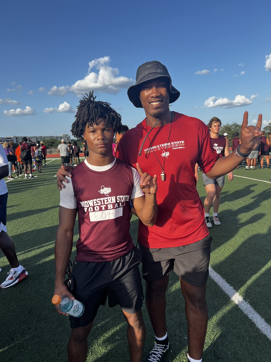 JaidenDunham28's tweet photo. #AGTG After a great conversation with @CoacDomoYoung  I am blessed to receive my 3rd football offer from @MSUTexasFB!
#playmaker #recruitthecreek 
@CoachKRHarrison @SC_BulldogFB 
@coachqriley @MustangsDC @draftjm13 
@Vype_alex @247Hudson @Jalil_Johnson21 @GPowersScout @iam_alinedouard @PrepRedzoneTX @TexasFootwork @_CoachReggie_