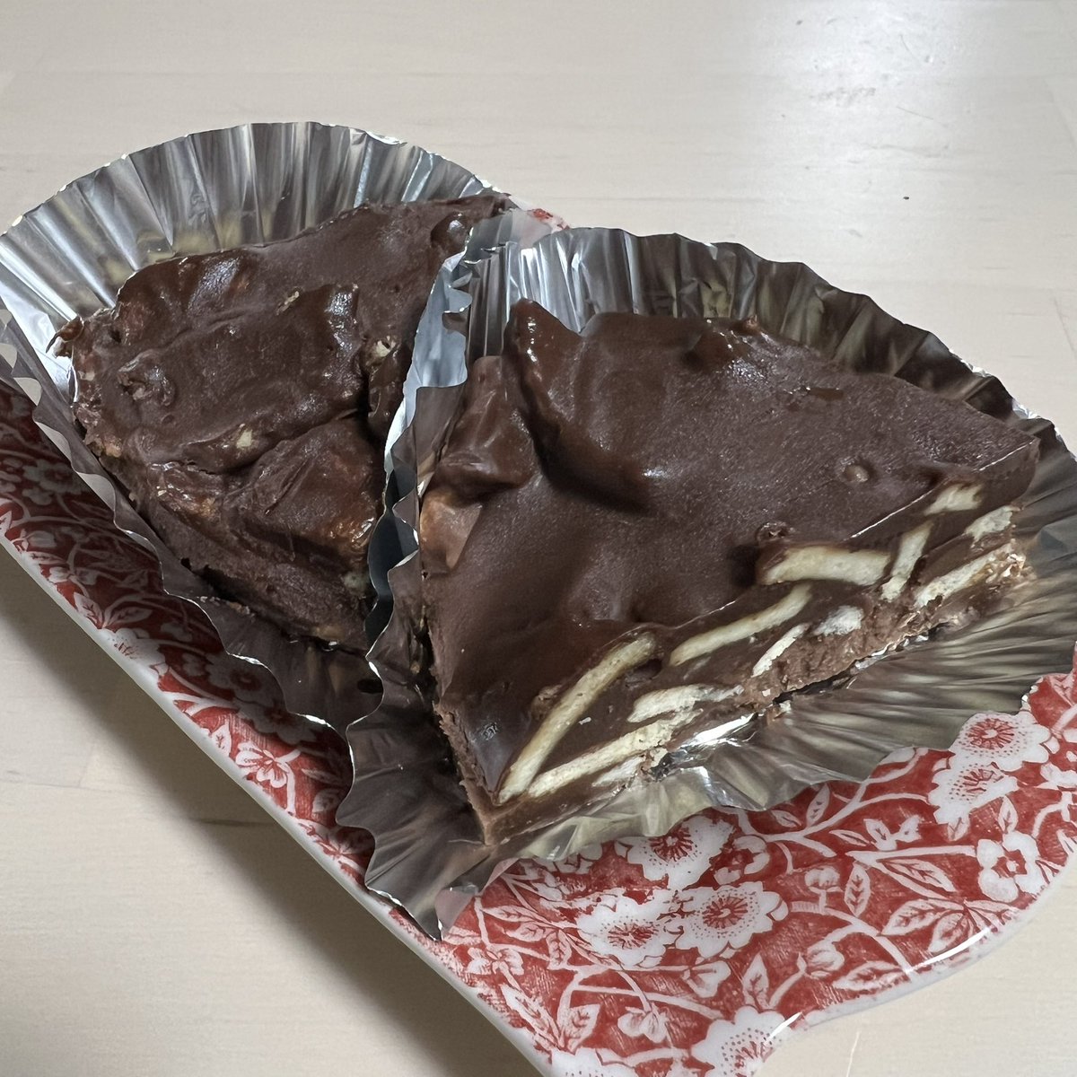tamaosako's tweet photo. ベイクショップ
Open！

7/10日　エリザベスチョコレートケーキ
できあがりです！

チョコレートとビスケットのおいしいケーキ。
女王さまのお気に入りだったそう。

#英国菓子ブリティッシュプディング https://t.co/3DnWrCdoiE