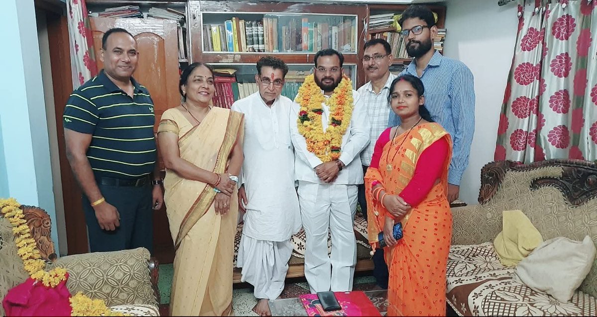 dropshastri's tweet photo. श्री कुंवर सिंह पी जी कालेज बलिया के राजनीति विज्ञान के प्रोफेसर नेतृत्व के सभी गुणों से परिपूर्ण,यशस्वी नेता, सकारात्मक ऊर्जा के धनी हमारे प्रिय मित्र डॉ मनोज कुमार जी को जन्मदिन पर हार्दिक बधाई एवं शुभकामनाएं,आप सदा उन्नति के मार्ग पर बढ़ते रहे  हार्दिक बधाई एवं शुभकामनाएं।। https://t.co/nac8UXiiEM