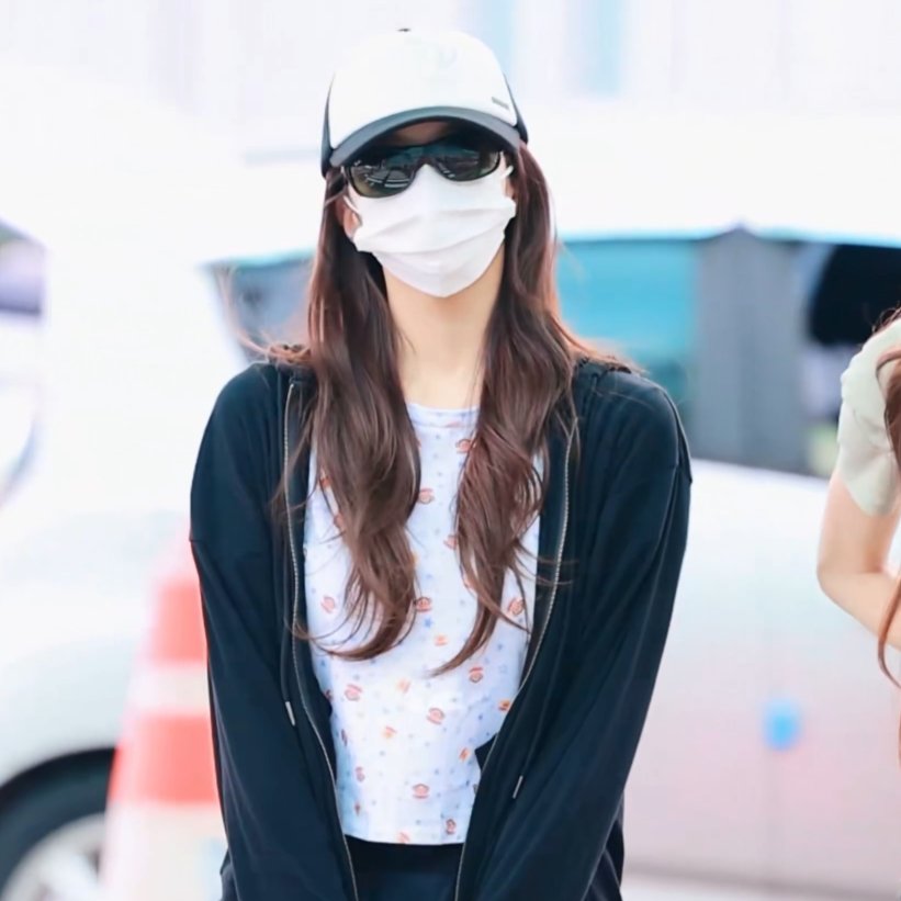 brtbrtttc's tweet photo. [260710 ITZY 리아 패션 정보]  
 ♥ ITZY 리아
- 브랜드 : 썬번프로젝트 [SUNBURNPROJECT]  
- 제품 : SUNBURN X PAUL FRANK TRUCKER CAP, BLACK / SUNBURN X PAUL FRANK T-SHIRT, MULTI
➪ https://t.co/aIP1cQRLa7
https://t.co/DlvLe8BOHe https://t.co/9BNT7noEKN