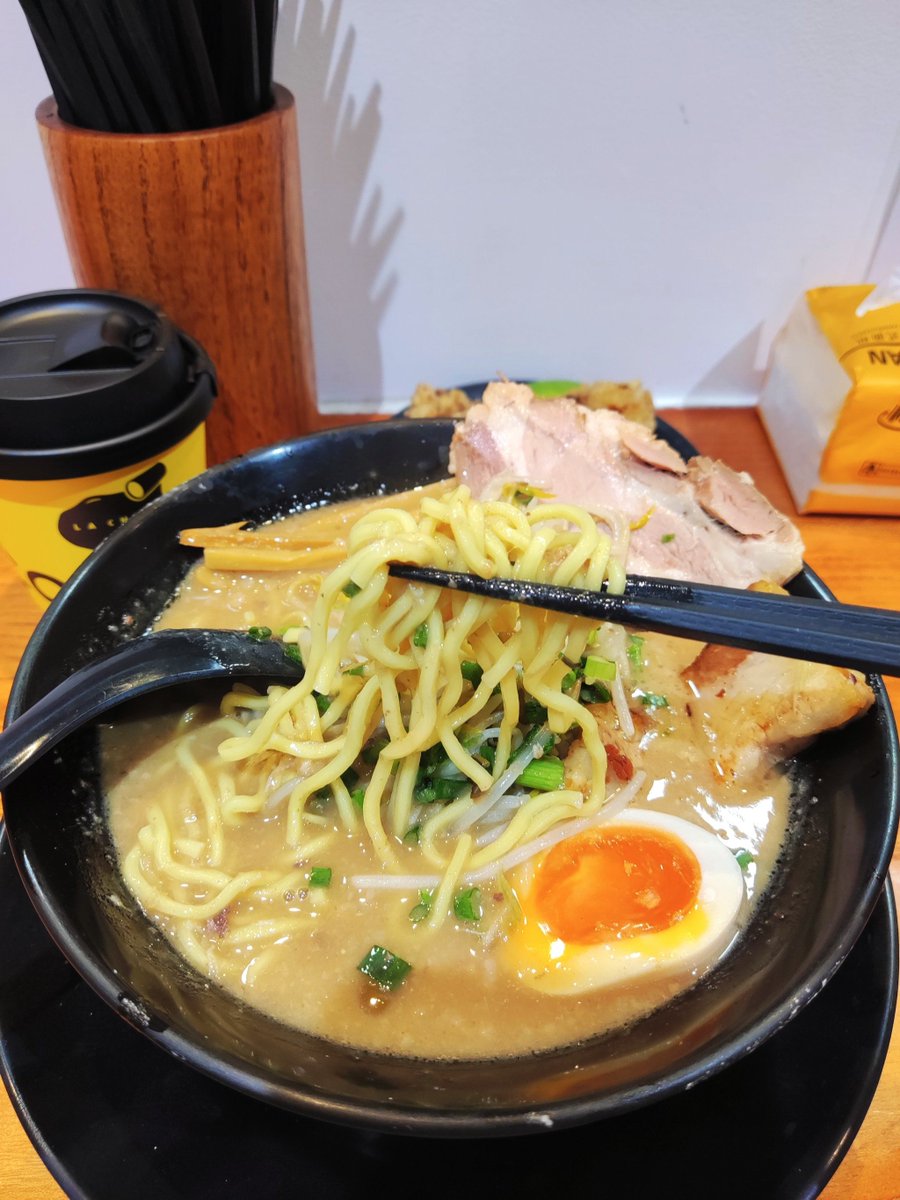 MatthewRanseec's tweet photo. Late-night comfort: a warm bowl of ramen, soft lamp glow, and the quiet hum of a tiny shop. All the tiredness from the day melts away with every slurp. https://t.co/aBnZfdugVy