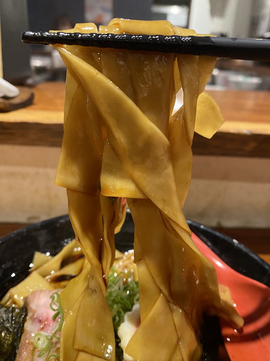 April_fooller's tweet photo. 注文してから麺帯を手切りしちゃうんです

スラーパーズ/醤油らぁ麺 ズル麺(替え玉)

他店ではなかなか見れない(やらない)ので必見です♪
スープは漆黒で、本店の黒を想像して食べるといい意味で裏切られます。味わったことのない醤油の香りがクセになりますねー。麺は見た目通りでおもしろうまーい♪ https://t.co/XJzY5MaQWt