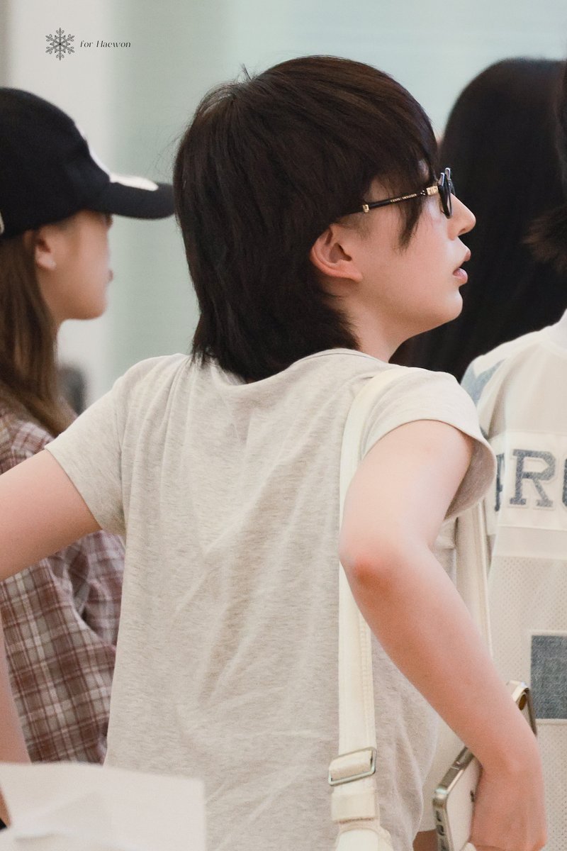 Freeze_Haewon's tweet photo. 260709 ICN HQ  

😊👋

#NMIXX #엔믹스 #해원 #HAEWON https://t.co/ToM4FJp2RR