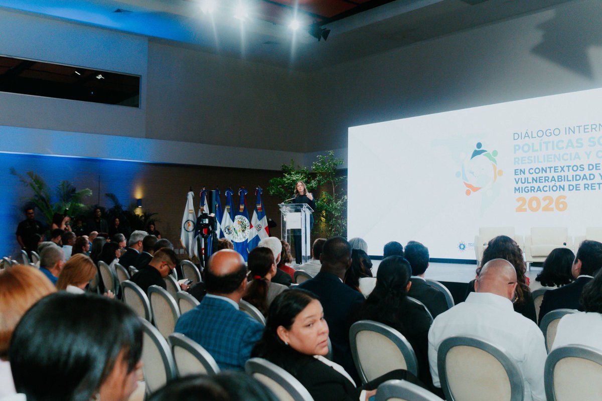 GloriaReyesG's tweet photo. Las políticas sociales solo cumplen su propósito cuando ponen a las personas en el centro.

Participé en el Diálogo Internacional sobre Políticas Sociales, Resiliencia y Cohesión Social en Contextos de Vulnerabilidad, un espacio de intercambio regional donde reflexionamos sobre los desafíos que compartimos y las respuestas que debemos construir de manera conjunta.

Durante mi intervención compartí una convicción: incorporar la igualdad de género en las políticas sociales no es un complemento, es una condición para que sean más justas, más eficaces y lleguen a quienes más las necesitan.

Cuando una mujer fortalece su autonomía, accede a oportunidades y cuenta con una red de cuidados y protección, también se fortalece su familia, su comunidad y toda la sociedad.

Agradezco a @GeaVasquez, coordinadora del Gabinete de Coordinación de Políticas Sociales @gabsocialRD por la invitación y por impulsar estos espacios de diálogo y cooperación regional, fundamentales para avanzar hacia sistemas de protección social más inclusivos, resilientes y capaces de no dejar a nadie atrás.

#ProtecciónSocial #IgualdadDeGénero #CooperaciónRegional #PolíticasPúblicas
