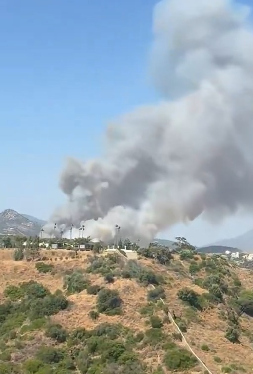 E112Andalucia's tweet photo. 🔴 #IFBenahavís

Se ha decretado el confinamiento preventivo de la urbanización Montemayor.

🚫 Sigue en todo momento las indicaciones de los servicios de emergencia.

No te la juegues. Evita riesgos.
#AndalucíaPreviene https://t.co/52JJwN4BPr
