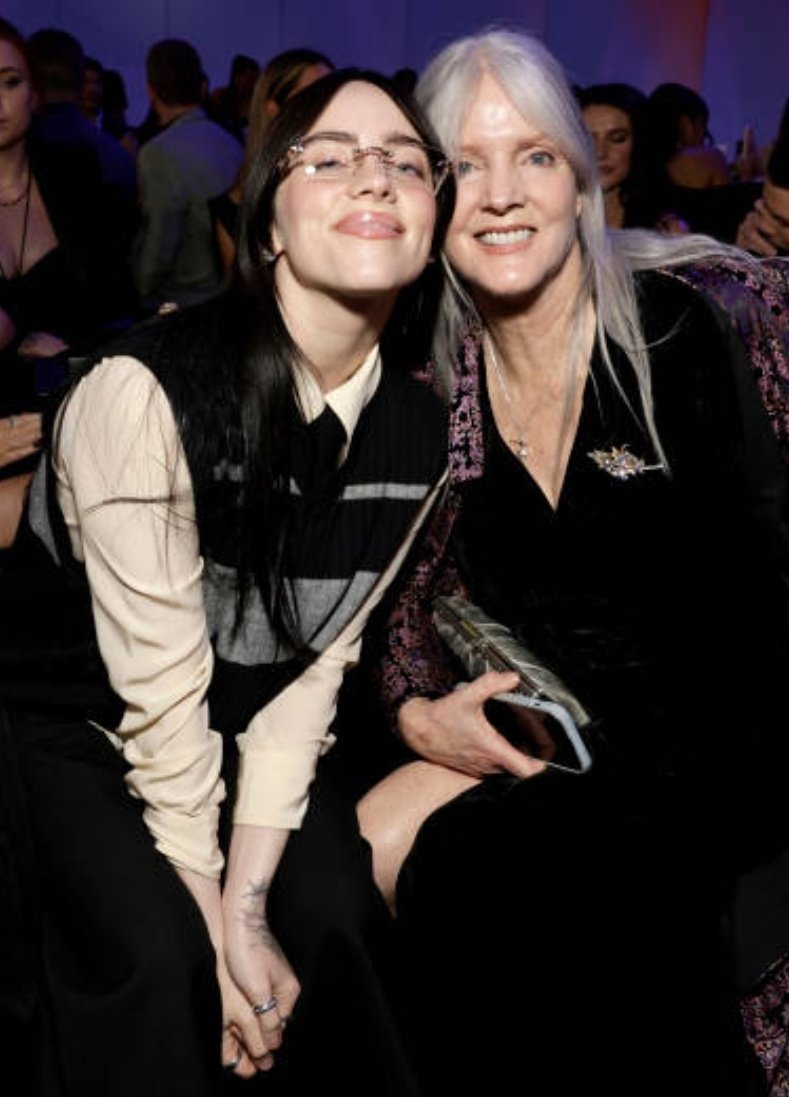 37Lemons's tweet photo. MTF Billie Eilish and his inverted family

1,2) Bill with MTF mom Maggie Baird

3) with egghead FTM brother Finn &amp; Maggie

4) now add in FTM dad Patrick O'Connell https://t.co/e9zsbn0GHv