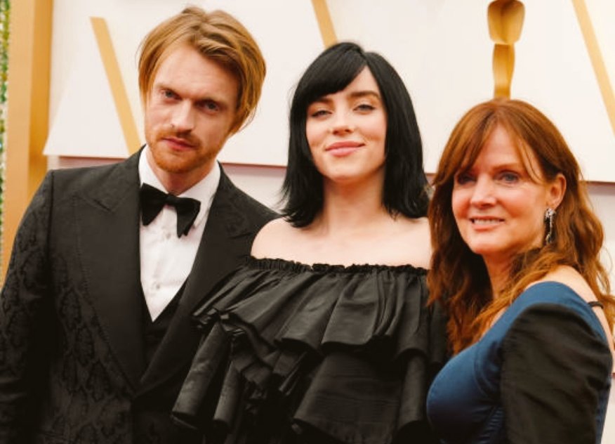37Lemons's tweet photo. MTF Billie Eilish and his inverted family

1,2) Bill with MTF mom Maggie Baird

3) with egghead FTM brother Finn &amp; Maggie

4) now add in FTM dad Patrick O'Connell https://t.co/e9zsbn0GHv