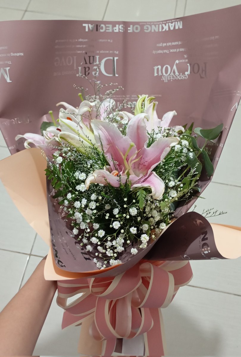 eloisbat's tweet photo. ganhei flores no trabalho e tô me sentindo a pessoa mais especial do mundo https://t.co/iXyCAKdXMN