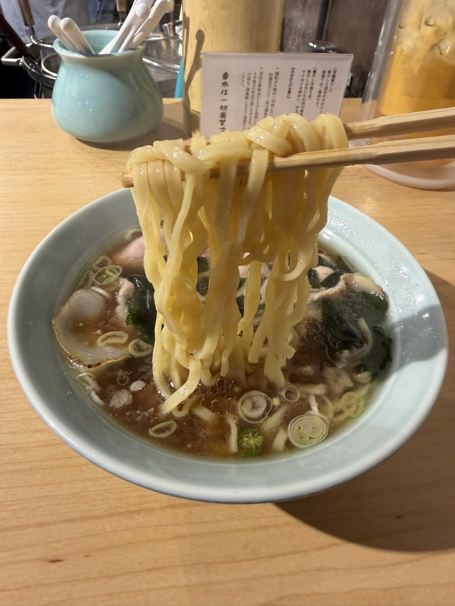 kenty580731's tweet photo. #煮干しのビリー　
中華そばNEO青唐TP＋暁玉

冷やし中…いや、新・中華そば始まりましたば

切り立ての肉と熱熱たっぷりのプースーがたまらんす
本当はお米なんだろうけど米はあまり食べないので替玉で全力投球したと思いますよ

煮干先がまたとんでもない常設始めちゃった
全ての人に酔い夜を https://t.co/PDnMSHGCMg
