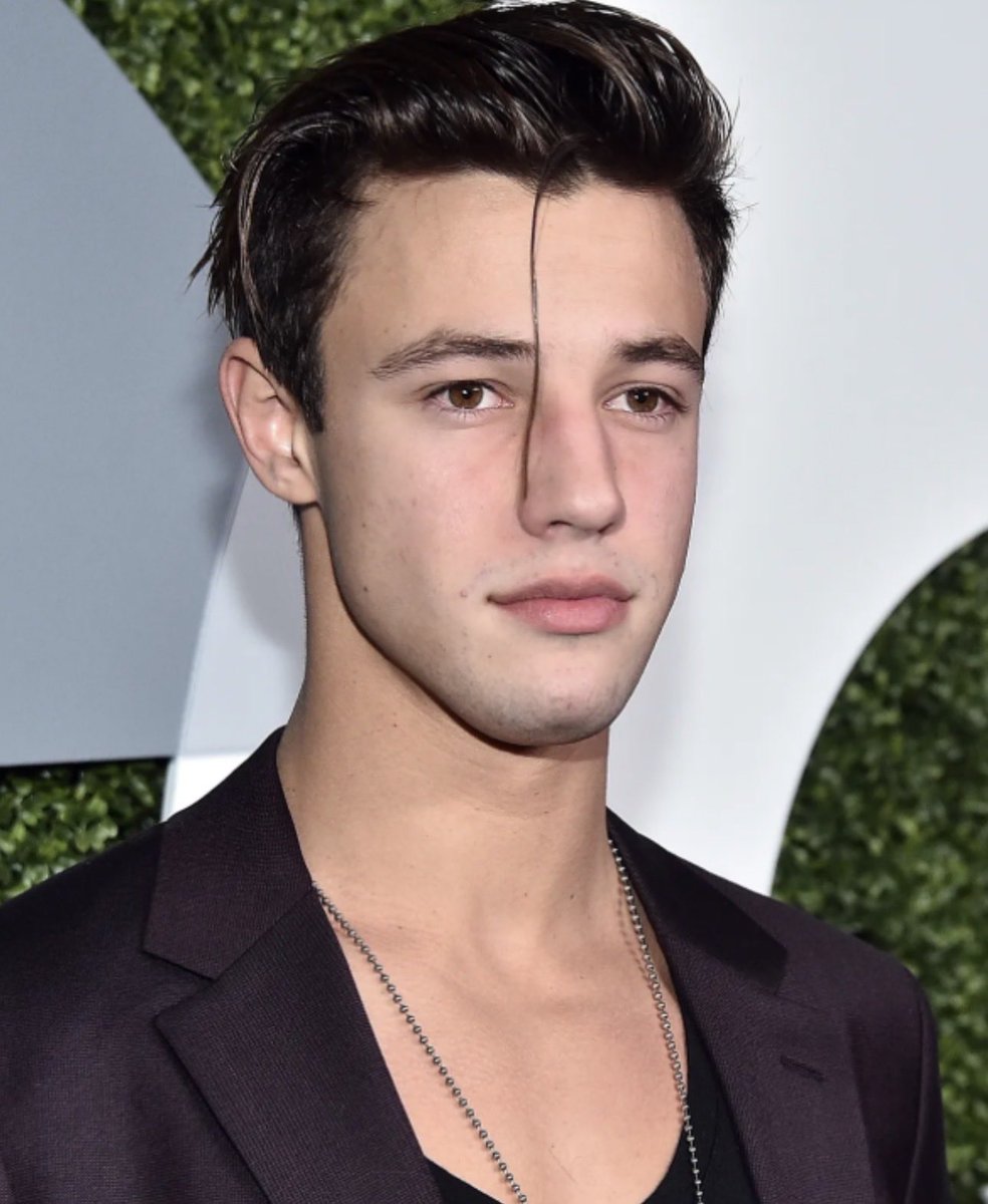graces_thoughtz's tweet photo. Kenzie I love you girl but you need to move that one hair out of ur face during your confessionals it’s giving cameron dallas https://t.co/Vz10Yow6Ne