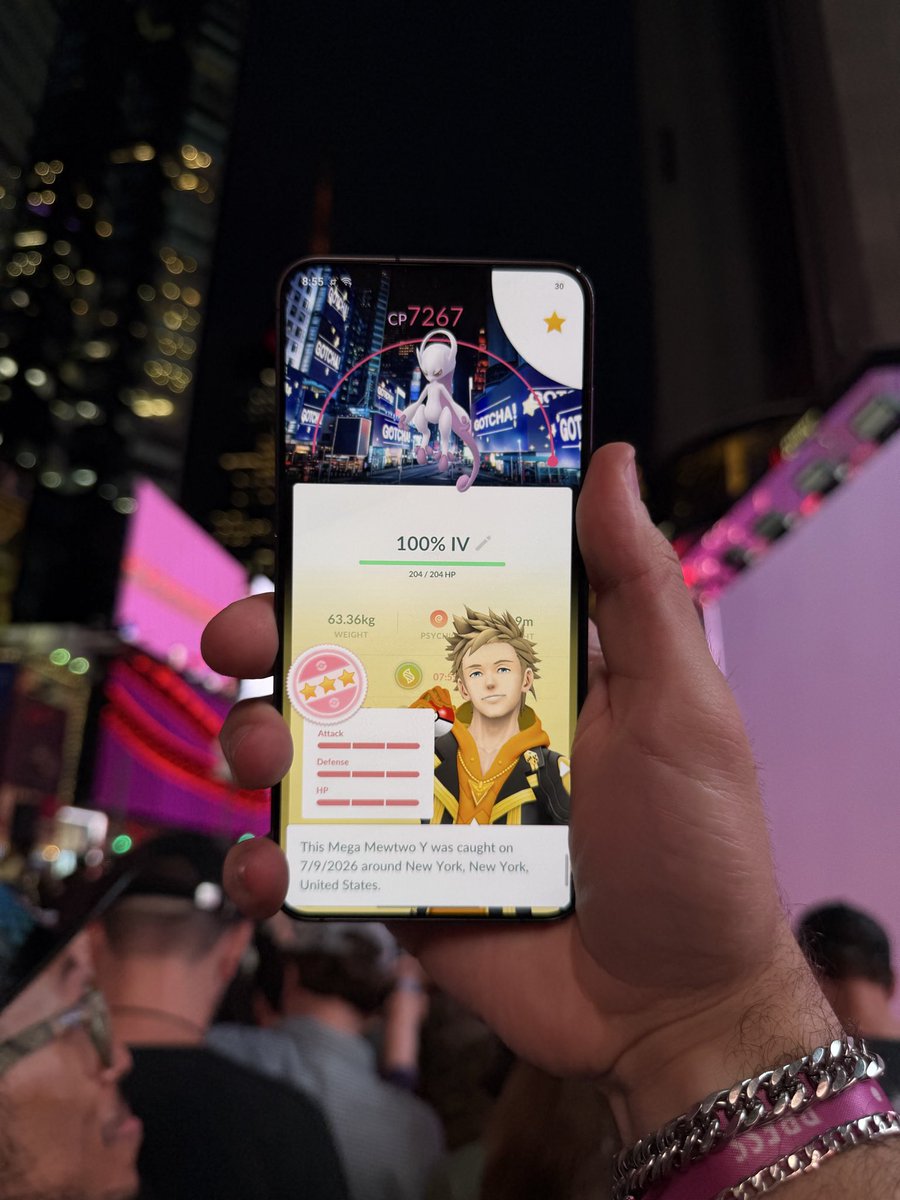 JTGily's tweet photo. HUNDO MEWTWO WITH SPECIAL BACKGROUND AT TIMES SQUARE 🤯🤯🤯 @PokemonGoApp #PokemonGO10 https://t.co/6D38SMRFxe