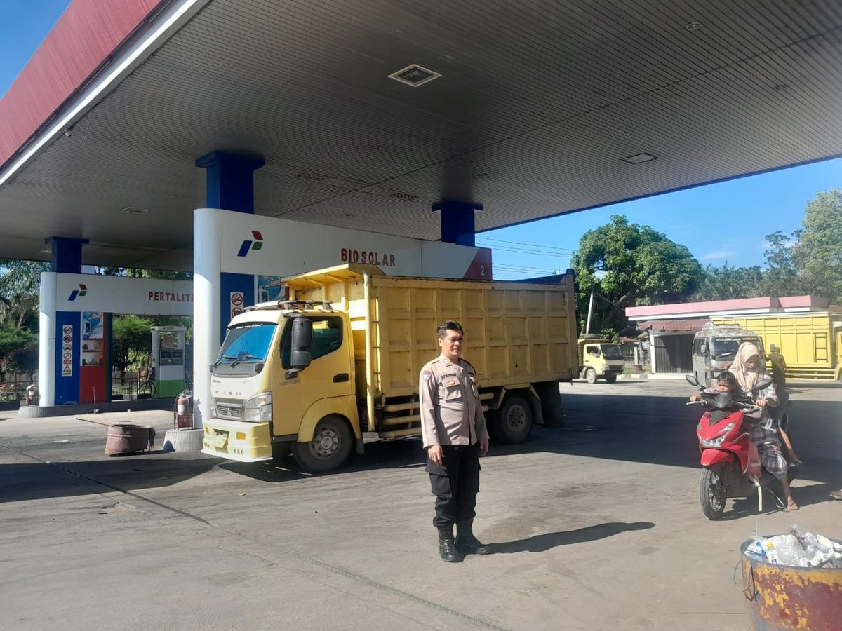 bagops_tapsel's tweet photo. Personel Polsek Padang Bolak melaksanakan pengaturan lalu lintas dan pengamanan penyaluran BBM di SPBU TMH Hutaimbaru guna memastikan distribusi berjalan aman, tertib, serta arus kendaraan tetap lancar. #PolriPresisi #PolisiMelindungi #Kamtibmas #PolriSumut #PelayananPolri https://t.co/yFD1d1mUIN