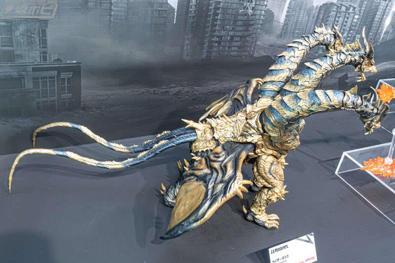 HowmanyWhy36227's tweet photo. S.H.MonsterArts Kaizer Ghidorah is on public display. https://t.co/d2qwcfoU4u