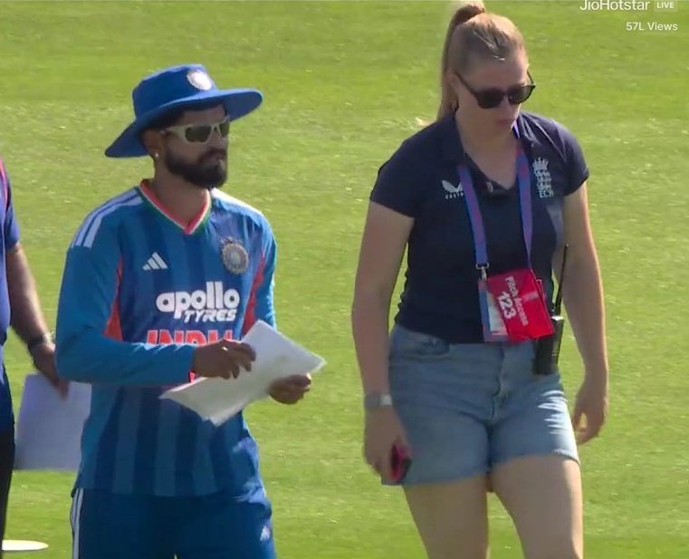 Honest_Cric_fan's tweet photo. Even a woman looks stronger than Indian cricketer Shreyas Iyer. 

Dal Chawal Ruined indian Genetic 💔 https://t.co/jKpMZ9l7OS