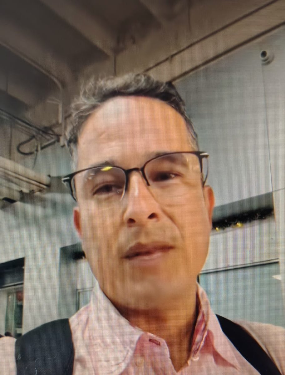 ElaFerris's tweet photo. Mensajes que llenan el alma, de: Andrés Gänscka: "Me despido de Venezuela desde el aeropuerto de Valencia con una maleta de aprendizajes y el corazón lleno de su gente. 
Qué país tan hermoso, pero sobre todo, qué especiales son los venezolanos. Me llevo grabada su amabilidad espectacular y esa capacidad de sonreír y mantener la esperanza intacta a pesar de la tragedia. Su resiliencia es de otro planeta. 
Gracias profundas a quienes hicieron posible este camino y apoyaron en cada paso. Pero esto no acaba aquí; lo que sigue es complejo, la situación sigue siendo muy grave y las ayudas no pueden parar. El mundo no se puede olvidar de Venezuela ni de La Guaira.
No es un adiós, es un gracias eterno. ¡Te quiero, Venezuela!