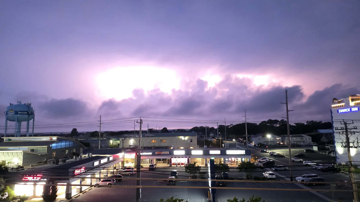 LtPaulFcb's tweet photo. A few lightning pics from North Ocean City tonight. The storm fizzled out before it reached the beach. @JustinWeather @TonyPannWBAL https://t.co/yFZ012eZjK