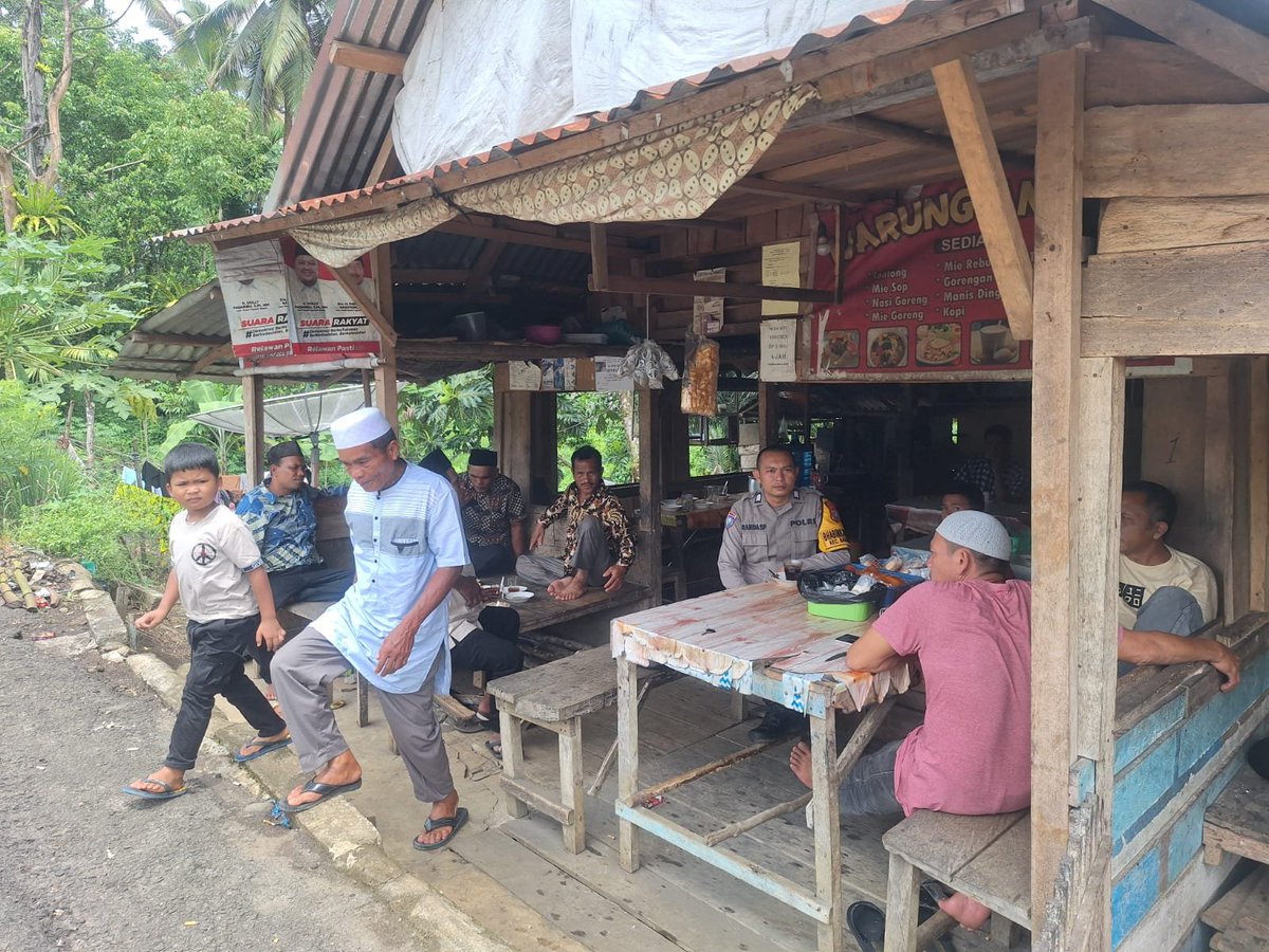 bagops_tapsel's tweet photo. Bhabinkamtibmas Polsek Batangtoru melaksanakan sambang dan tatap muka bersama warga Desa Sianggunan untuk memperkuat sinergitas dalam menjaga kamtibmas, mencegah peredaran narkoba, serta mengajak masyarakat menjaga lingkungan dengan tidak melakukan pembakaran hutan dan lahan. https://t.co/iapPPOSiWo
