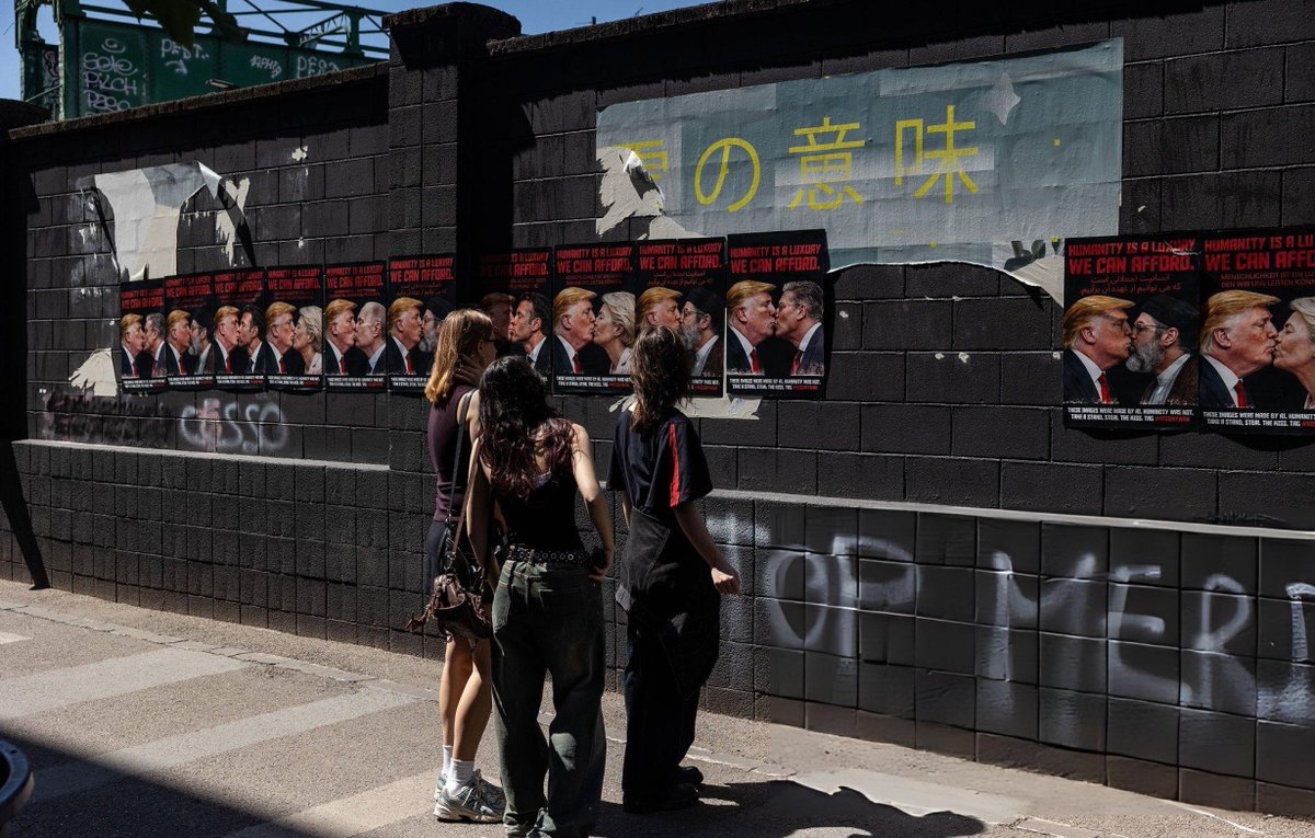 jugkr's tweet photo. Poster hasil buatkam Akal imitas (AI) dari proyek KISSMYWAR "Humanity is a luxury we can afford" menampilkan Donald Trump berciuman dengan pemimpin Eropa termasuk Perdana Menteri Italia Giorgia Meloni ditempel di dinding di kawasan Porta Genova-Tortona, Milan, Italia. https://t.co/TE7o6kyNuy