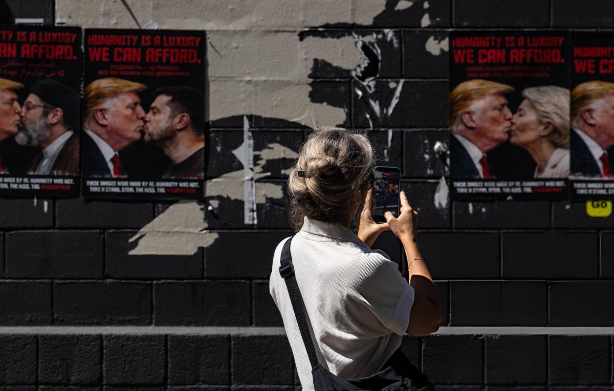 jugkr's tweet photo. Poster hasil buatkam Akal imitas (AI) dari proyek KISSMYWAR "Humanity is a luxury we can afford" menampilkan Donald Trump berciuman dengan pemimpin Eropa termasuk Perdana Menteri Italia Giorgia Meloni ditempel di dinding di kawasan Porta Genova-Tortona, Milan, Italia. https://t.co/TE7o6kyNuy