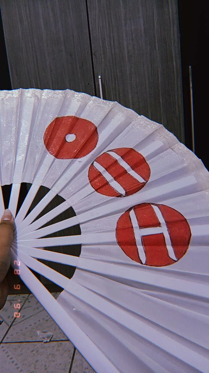 m4luverse's tweet photo. Decorei meu próprio leque do ARIRANG, ficou bom? Passei o dia fazendo ele kkkkk https://t.co/mi9WsjxxRc