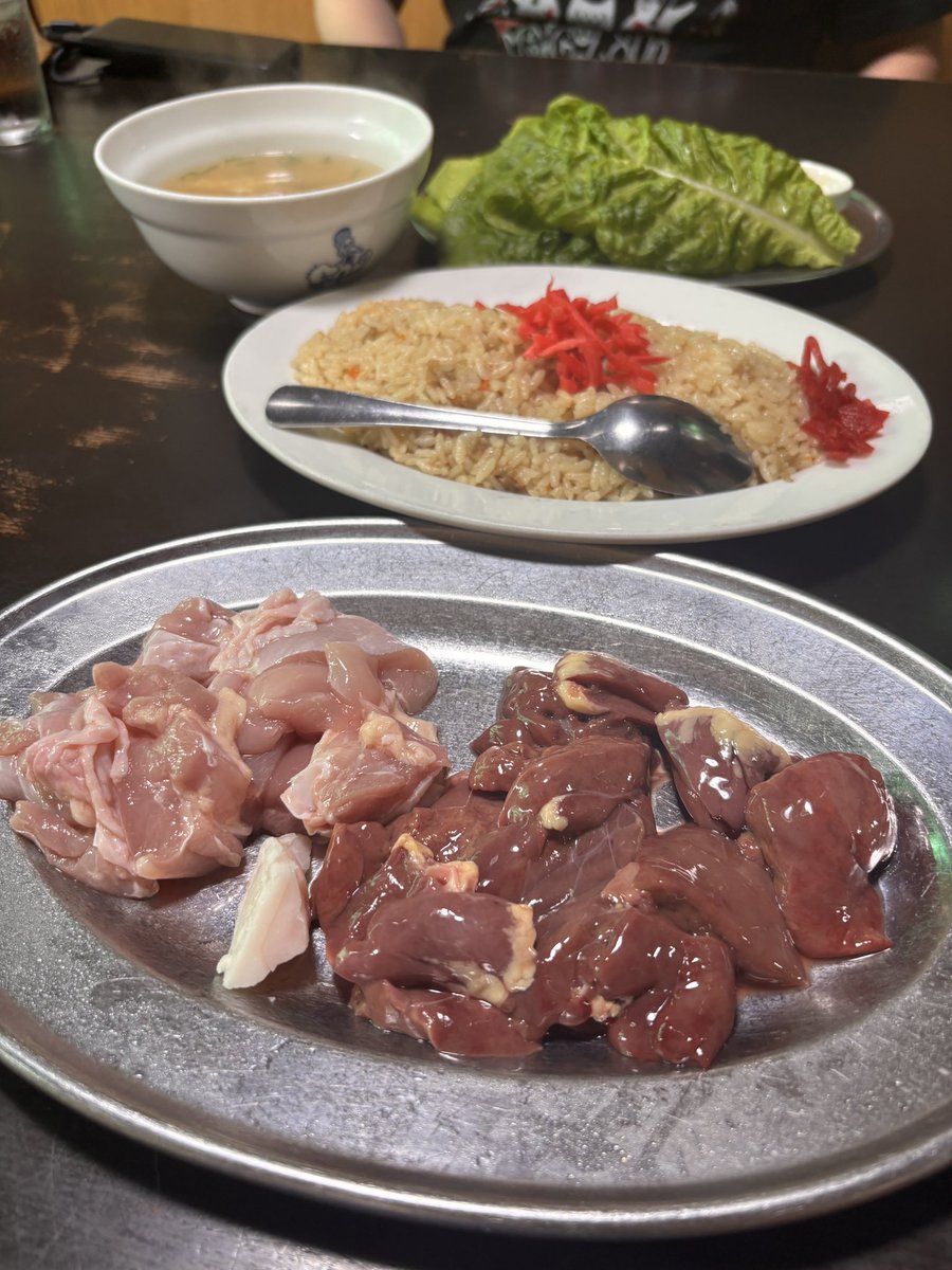 aireenrobe's tweet photo. ユーリオンアイスの聖地巡礼で「ドライブイン鳥 伊万里店」さんへ✨

看板メニュー「一番定食」と、追加で鶏レバーとチシャも注文。
「一番定食」は、若どり、鳥めし、鳥スープがセットになっていて、お店の名物を一度に味わえちゃう🎶
鳥めしと鳥スープも旨味が凝縮されていて美味しかった😊 https://t.co/CzbQFJmEpL