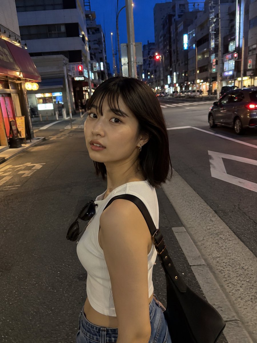 PromptLab_io's tweet photo. 🧪 Experiment #008

同じプロンプトで人物写真を生成。

← ChatGPT ｜ Gemini →

今回はChatGPT派。

✅ 表情が自然
✅ 肌の質感がリアル
✅ iPhoneで撮ったような雰囲気

Geminiは街並みや色味は綺麗だけど、少し広告写真っぽく感じました。

あなたはどっち派？

#AI #ChatGPT #Gemini https://t.co/t3Ozjyb0PD