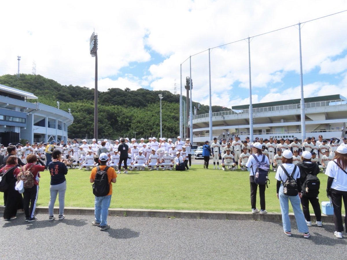 telewaka_bb's tweet photo. 紀三井寺公園野球場で今日午前11時から和歌山大会の開会式が催されます。
球場内では先ほどまで最終のリハーサルが行われていました。
また、各チームの選手たちは球場外で談笑したり、記念撮影などを行っています。 https://t.co/K1OCNmjZ81
