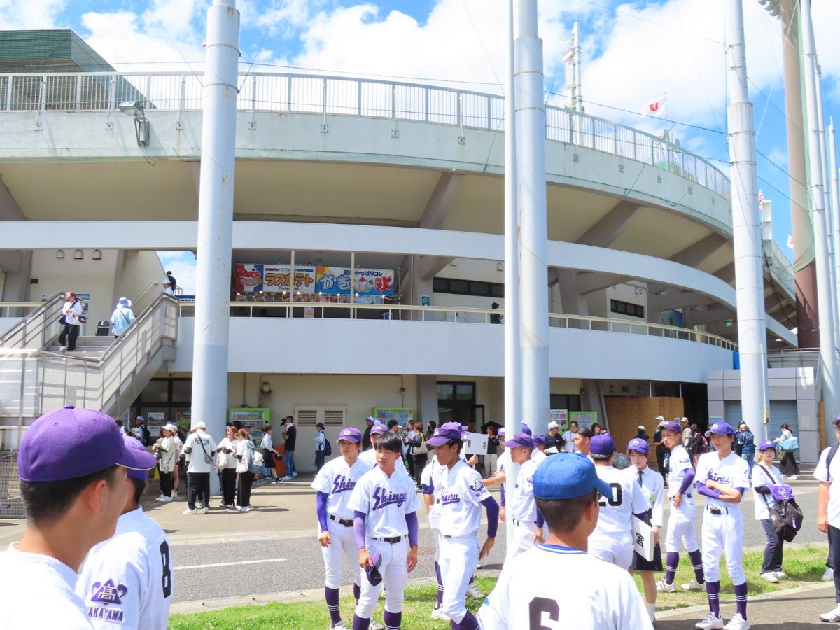 telewaka_bb's tweet photo. 紀三井寺公園野球場で今日午前11時から和歌山大会の開会式が催されます。
球場内では先ほどまで最終のリハーサルが行われていました。
また、各チームの選手たちは球場外で談笑したり、記念撮影などを行っています。 https://t.co/K1OCNmjZ81