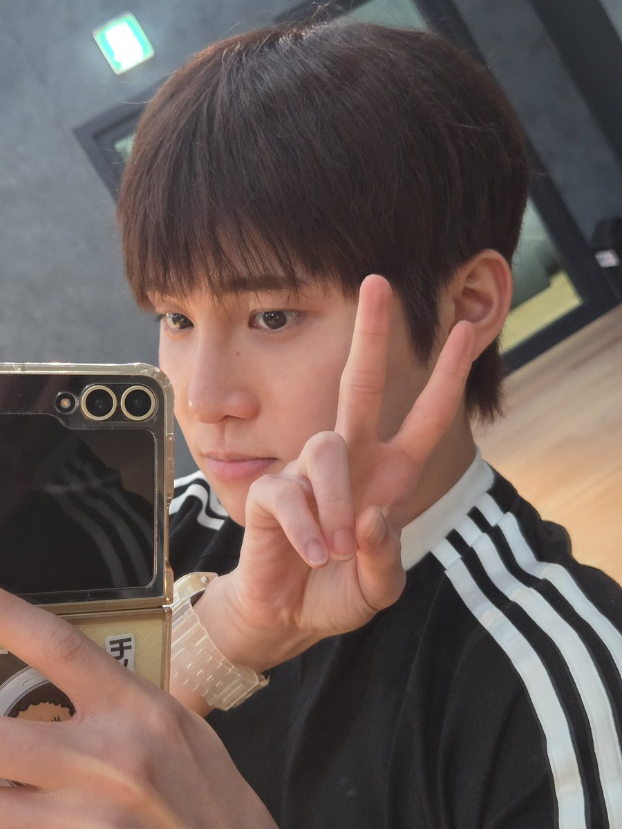 sa1tyboy's tweet photo. 260710 #김지용 베리즈

좋은 아침!! 다들 잘 주무셨나요~~?? 이것저것 하다 보니 벌써 금요일이네요. ㅎㅎ 수고 많으셨습니다!! 오늘만 더 버티면 주말이니까 다들 화이팅하세요!! 오후부터 비가 그치긴 해도 날씨란 게 또 모르는 거니까.. ㅎㅎ 우산 잘 챙기시고 겉옷 챙겨 다니세요!! 요즘 감기가 또 유행인가 봐요. 밥 잘 챙겨 먹고 행복한 하루 보내세요!!

おはようみんな！もうきんようびですね！きようもごはんよくたべてよいいちにちを！

#AEN #에이엔 #エイエン 
#JIYONG #지용 #ジヨン