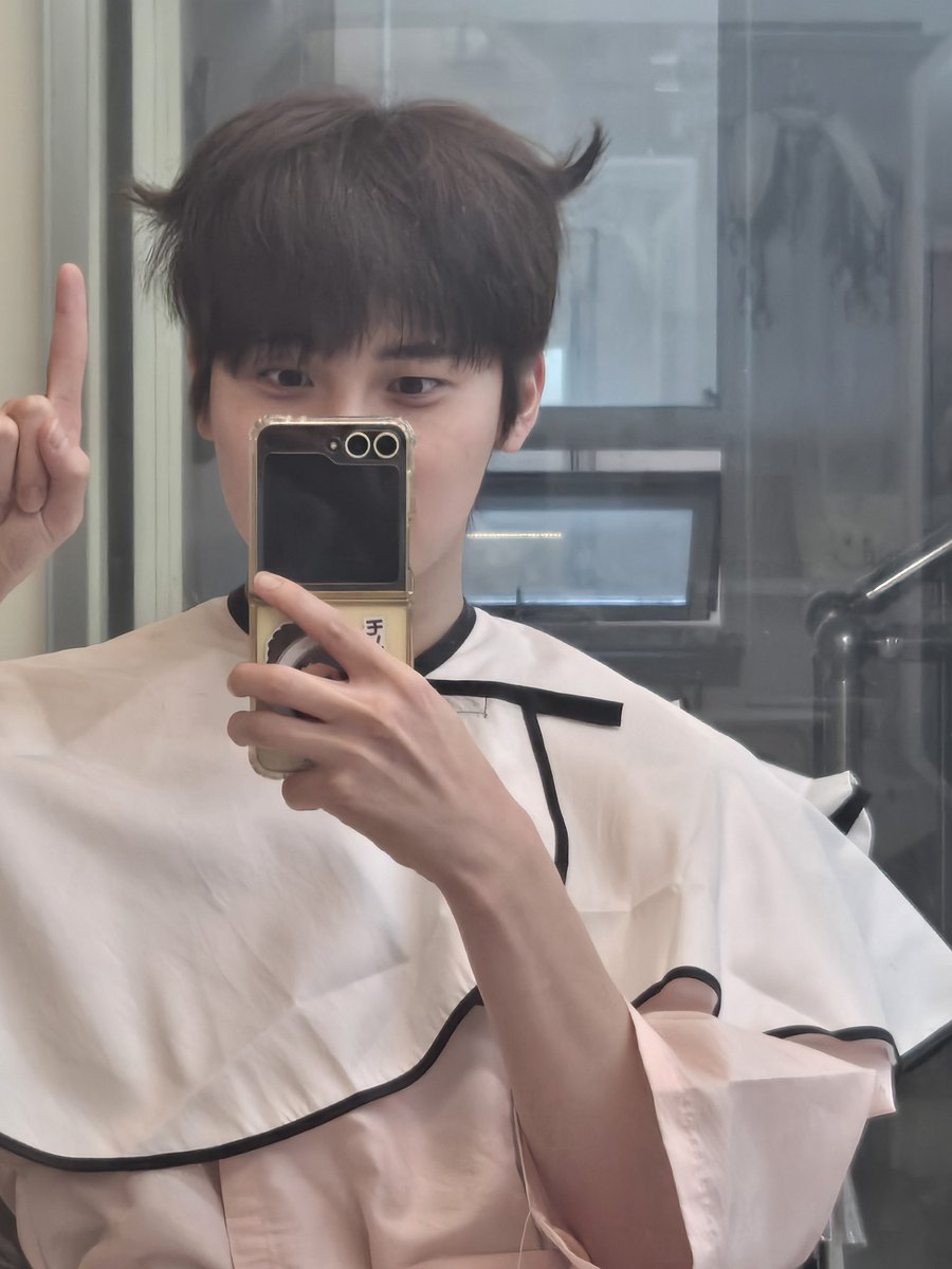 sa1tyboy's tweet photo. 260710 #김지용 베리즈

좋은 아침!! 다들 잘 주무셨나요~~?? 이것저것 하다 보니 벌써 금요일이네요. ㅎㅎ 수고 많으셨습니다!! 오늘만 더 버티면 주말이니까 다들 화이팅하세요!! 오후부터 비가 그치긴 해도 날씨란 게 또 모르는 거니까.. ㅎㅎ 우산 잘 챙기시고 겉옷 챙겨 다니세요!! 요즘 감기가 또 유행인가 봐요. 밥 잘 챙겨 먹고 행복한 하루 보내세요!!

おはようみんな！もうきんようびですね！きようもごはんよくたべてよいいちにちを！

#AEN #에이엔 #エイエン 
#JIYONG #지용 #ジヨン