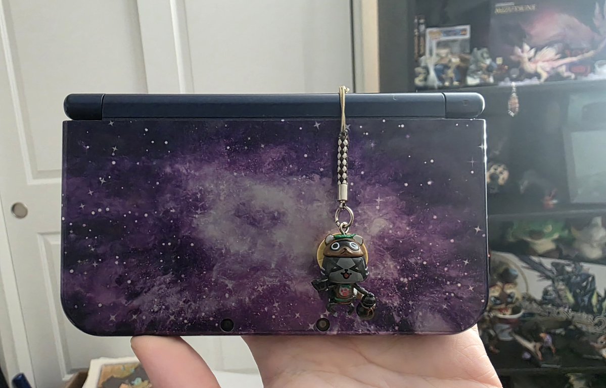 TheSpottedBoy's tweet photo. @PunishableSin Hell yeah I got the galaxy one too https://t.co/dubn7EW3ZD