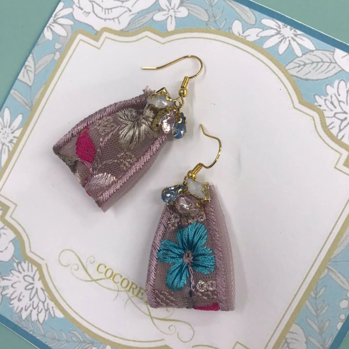 cocorety40's tweet photo. 【障害者ブランド・ココリティ】杏樹作　ピアス　「花やぐリボンのピアス（ピンク）」NO.5470　H

リボンのインド刺繍の花々が目を惹きます。小粒ながら輝くジェムが揺れる、華やかでフェミニンなハンドメイドピアスです。存在感がありながら軽やかで、耳もとを優しく彩ります。　￥1,000 https://t.co/4hY22yMCvy